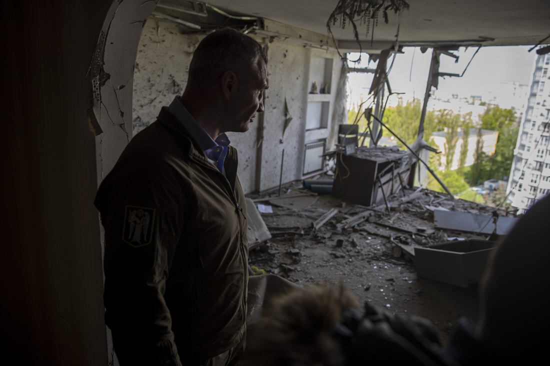 Кличко побував у багатоповерхівці в Святошинському районі, куди вночі влучили уламки російського дрону