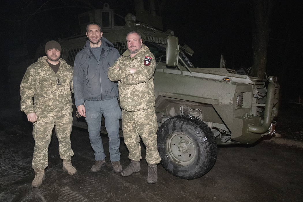 «Українська команда» та Володимир Кличко доставили захисникам Донбасу дрони та броньований автомобіль