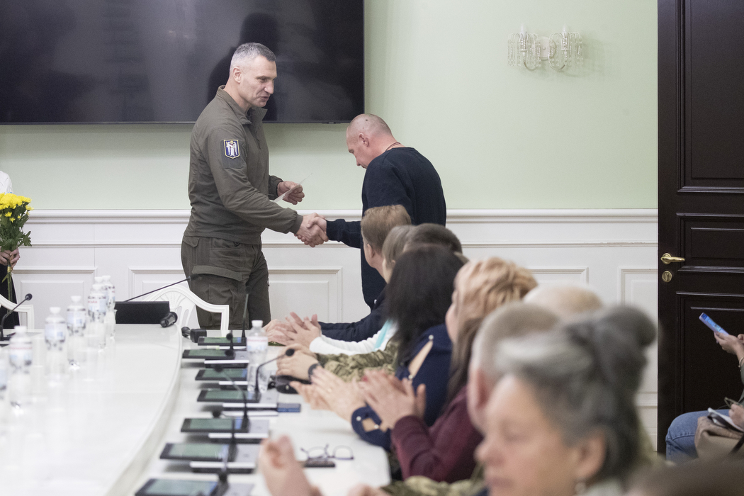 Кличко вручив ордери на квартири киянам-захисникам