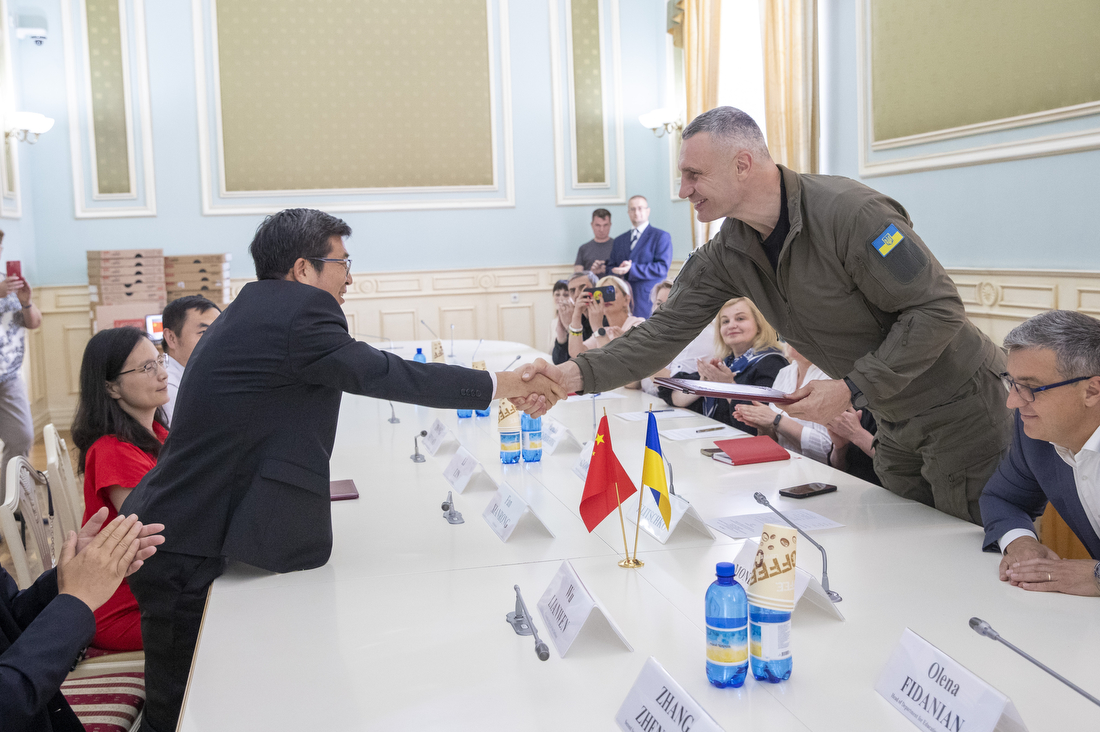 Кличко: Китайські міста-побратими Києва передали столичним школам понад 300 ноутбуків