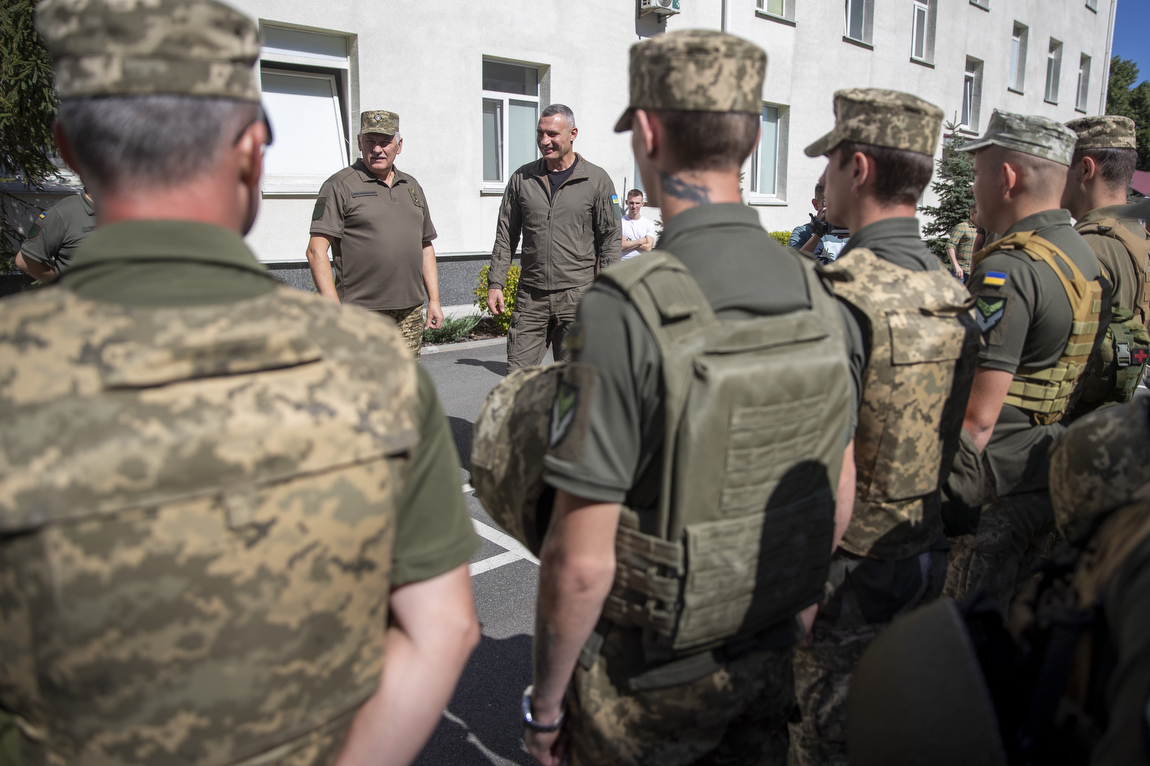 Кличко відвідав військову частину, якій Київ виділив з міського бюджету на потреби захисників майже 15,5 млн грн