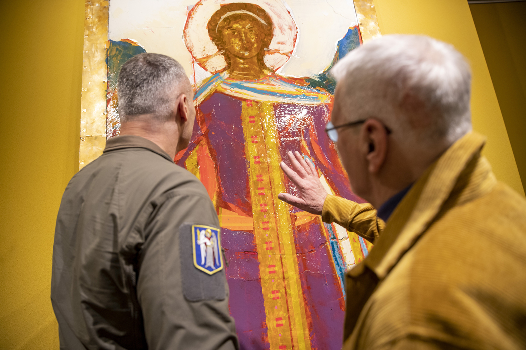 Кличко: Столиця прийняла в дар та передала Музею історії Києва картину Анатолія Криволапа в стилі церковного розпису «Архистратиг Михаїл»