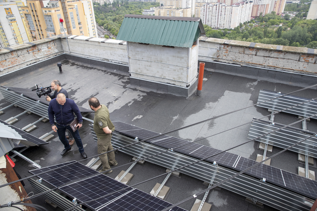 Кличко оглянув ще одну відновлену після ворожого обстрілу житлову багатоповерхівку в Солом’янському районі