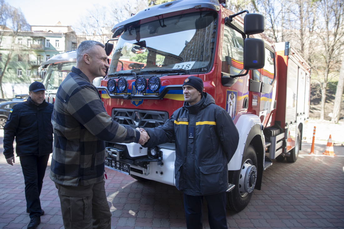 Кличко: "Київ отримав від іноземних партнерів іще чотири нових найсучасніших пожежних авто"