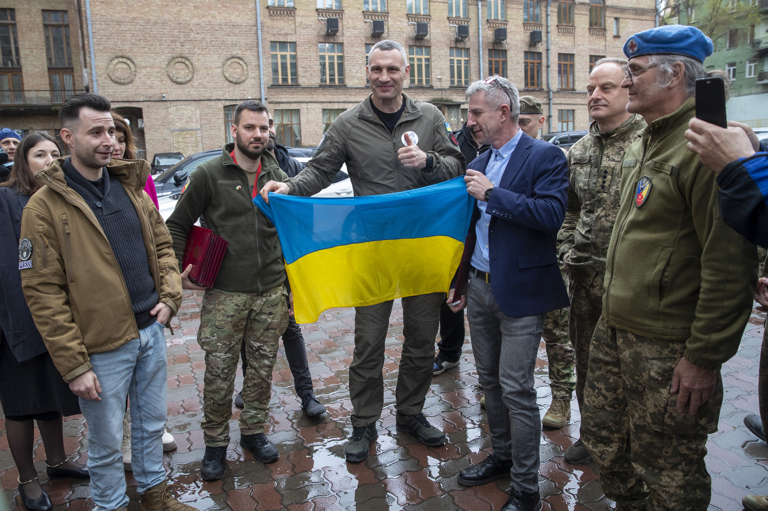Кличко: Київ отримав від європейських друзів 2 машини швидкої допомоги та 2 пікапи. Їх передадуть на фронт