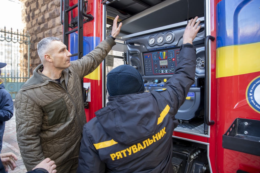 Кличко: Київ отримав чергову партію допомоги від німецьких партнерів – ще 5 нових пожежних авто