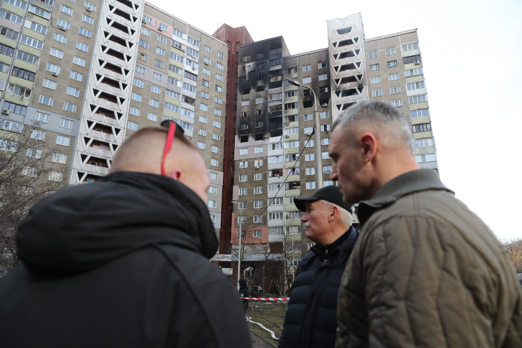 Кличко показав віце-президенту Єврокомісії Жозепу Боррелю наслідки ранкової російської атаки на Київ