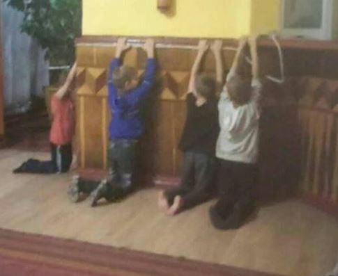 На Хмельниччині вихователь бив дітей та змушував стояти на колінах (фото)