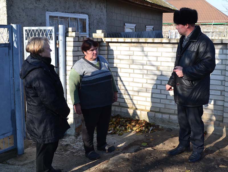 Семье попaвшего в плен морякa окaзaли помощь
