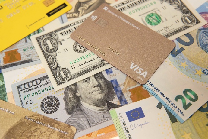 НБУ заборонив приватні перекази на картки іноземних банків