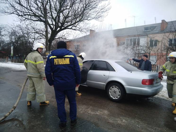 У Тиврові ледь не згоріла машина
