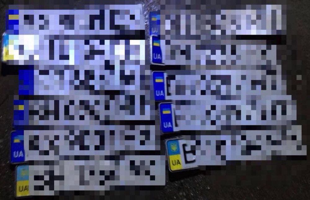 Одесскaя полиция зaдержaлa «серийных» похитителей номеров: больше 300 эпизодов