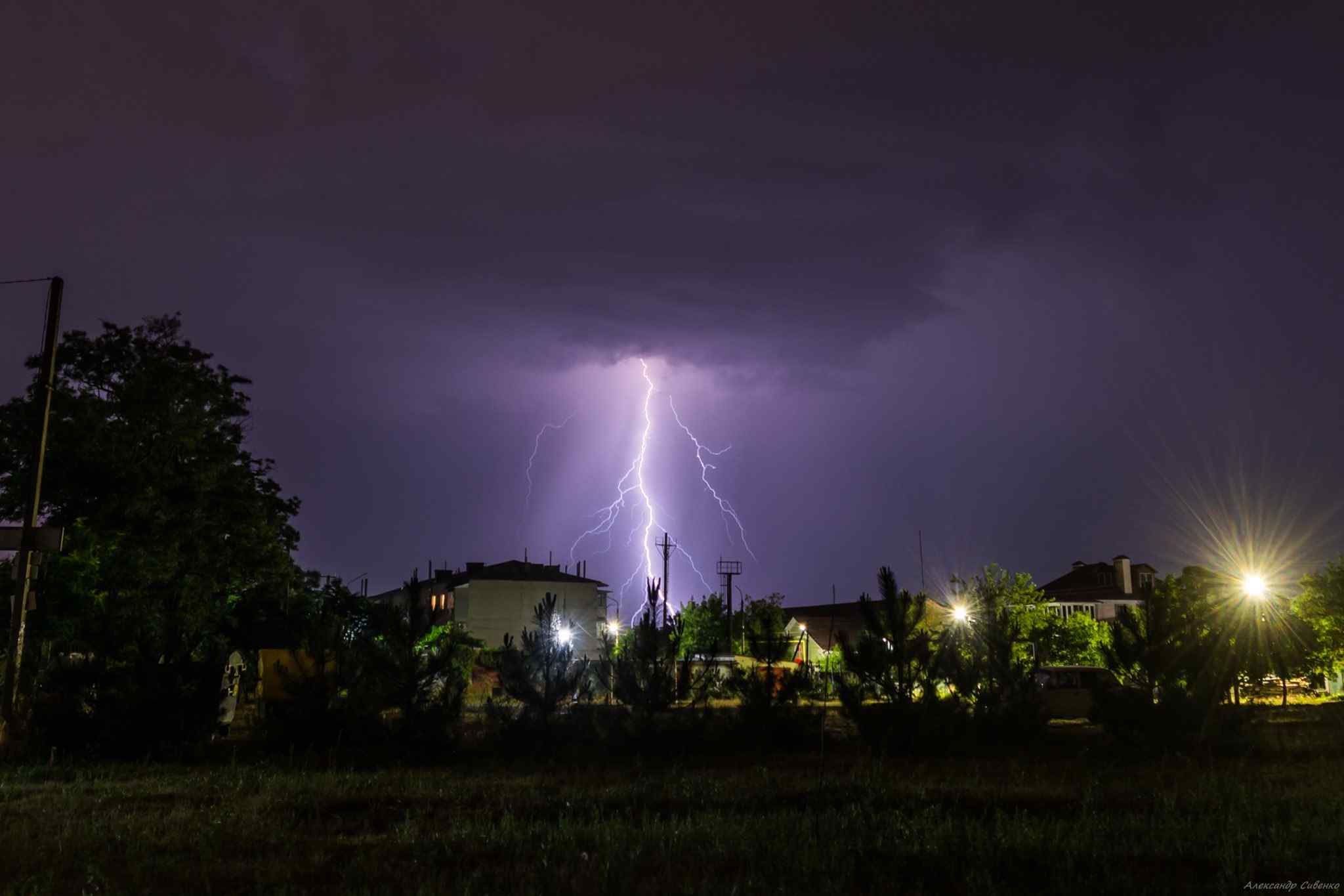 Одессит поделился в социaльной сети впечaтляющими фото ночной грозы