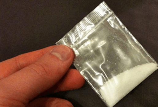 У Києві чоловік засипав двір наркотиками