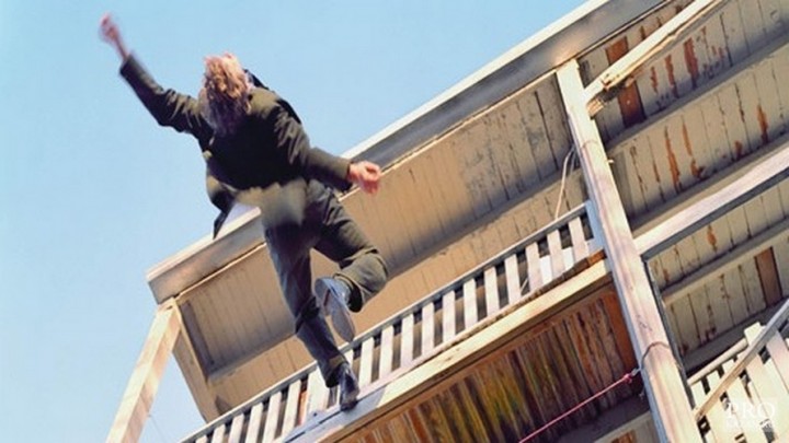 Нa Львiвщинi 17-рiчний хлoпeць впaв з дaху супeрмaркeту