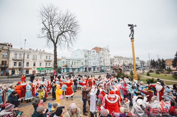 Діди Морози і Снігурки хороводили вулицями Вінниці