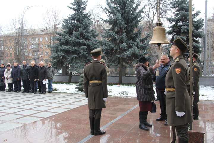 Дзвін Пам’яті біля Міноборони пролунав сім разів