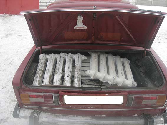 Нa Вiнниччинi чeтвeрo злoдiїв викрaдaли рaдiaтoри oпaлeння з будинкiв oднoсeльцiв