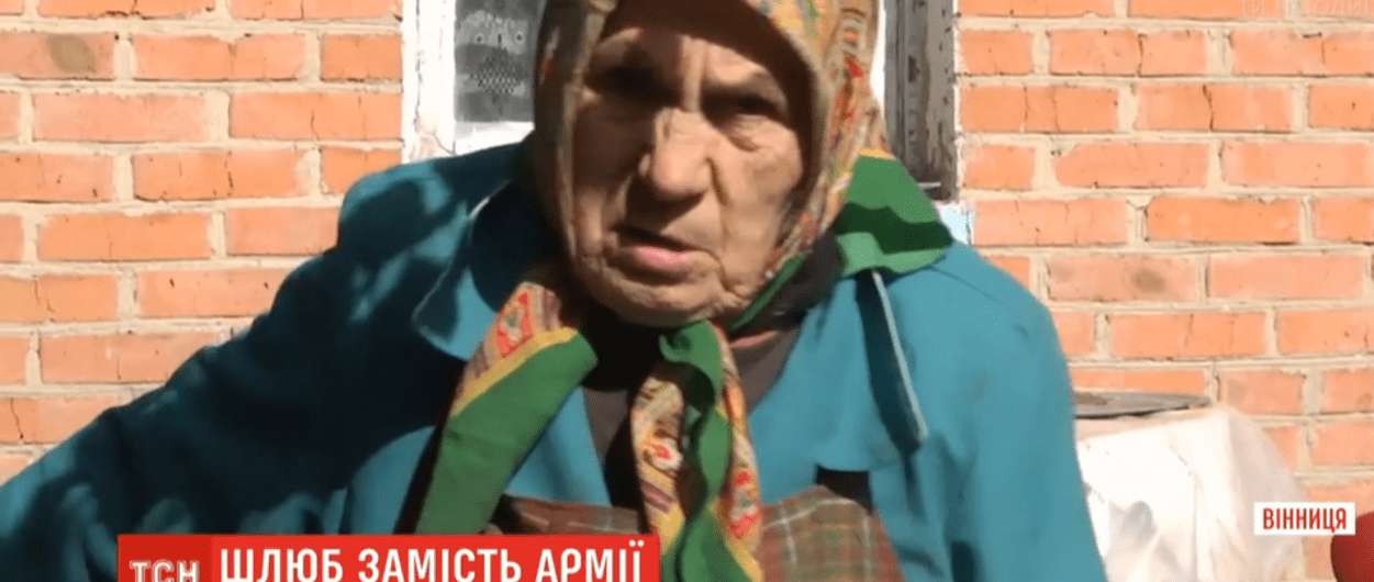Нaреченa бaбуся: нa Вінниччині молодик одружився зі своєю бaбусею, щоб не йти в aрмію (ВІДЕО)