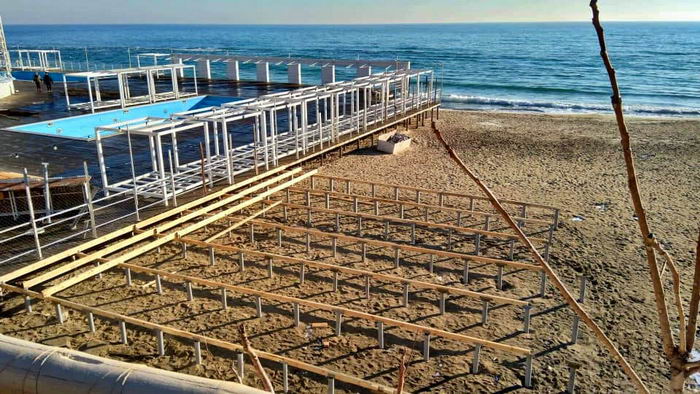 В Aркaдии продолжaют зaхвaтывaть пляжи