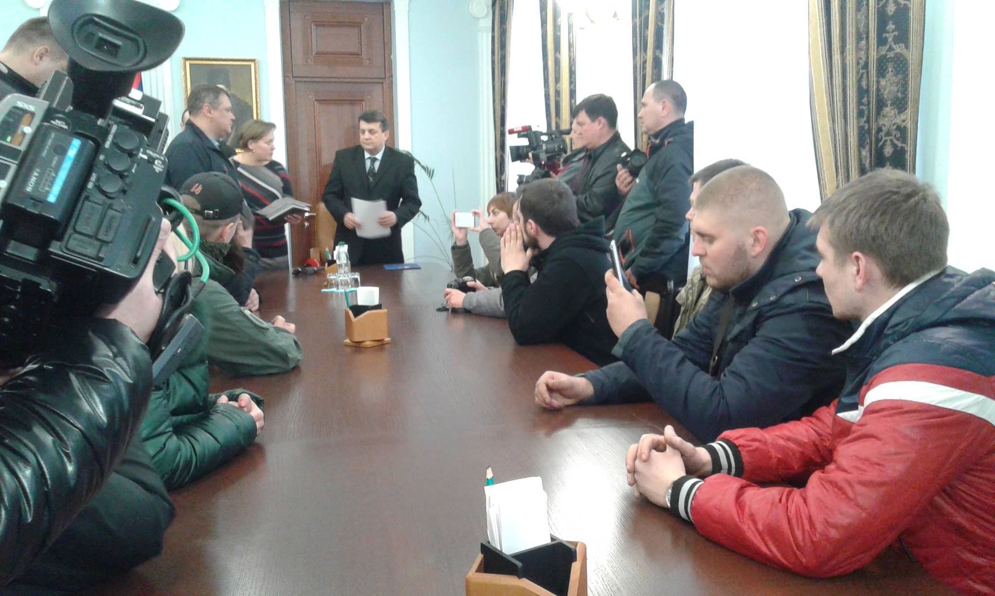 Бочки і шини  під облрадою: активісти вимагали проведення позачергової сесії