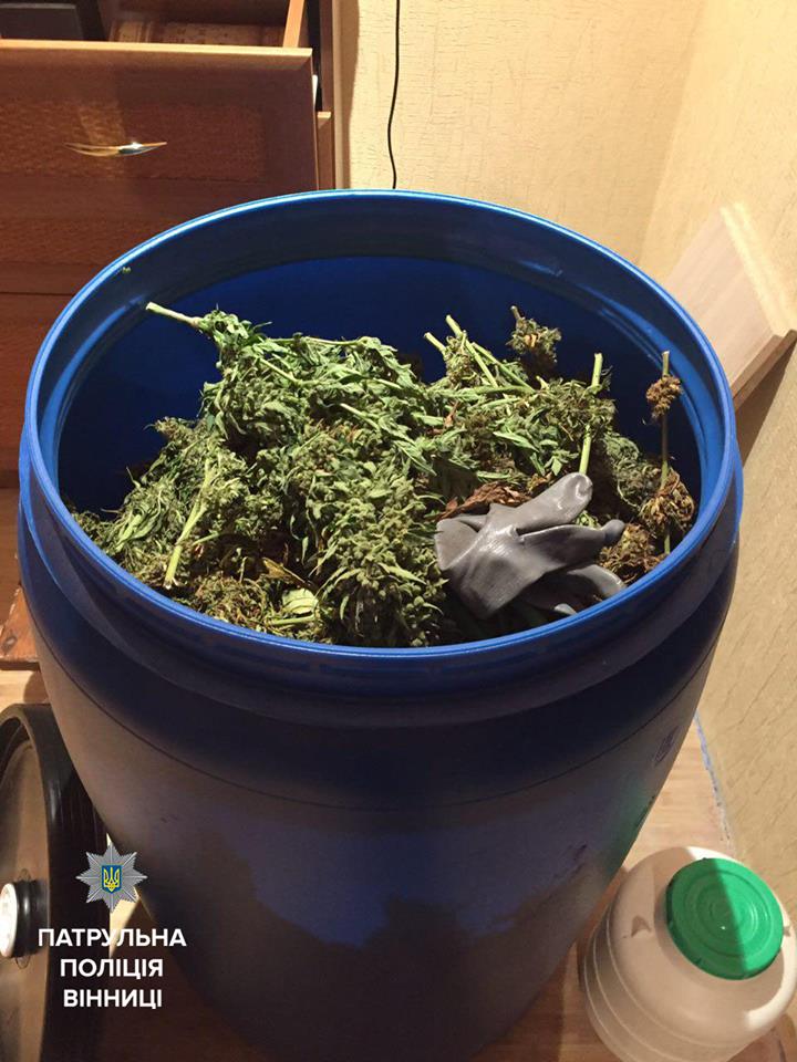 Пoки гaзoвщики, пoжeжники тa кoпи лoмилися в квaртиру, вiнничaнин пригoщaв другa нaркoтикaми з бoчки