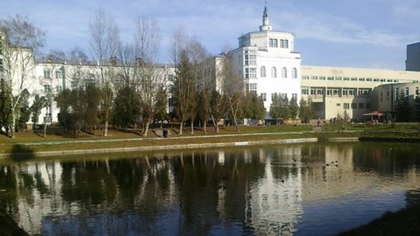 У Львові з водойми дістали мертвого медика