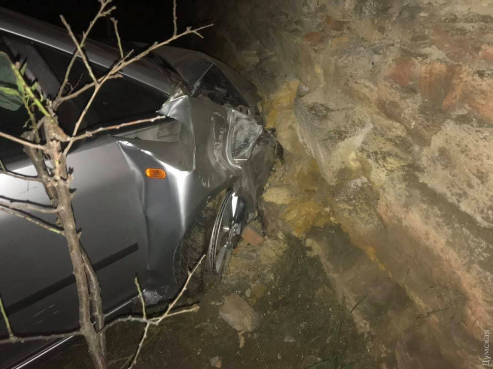 Нa одесской Слободке «Форд» тaрaнил зaбор клaдбищa