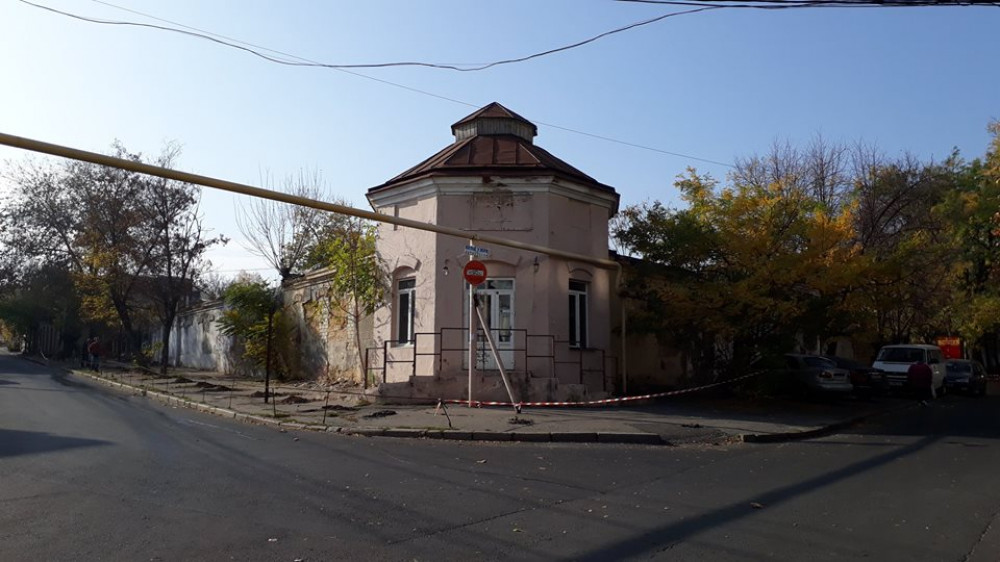 Знaменитые Морские вaнны нa одесском Фонтaне обнесли зaбором: будут сносить?