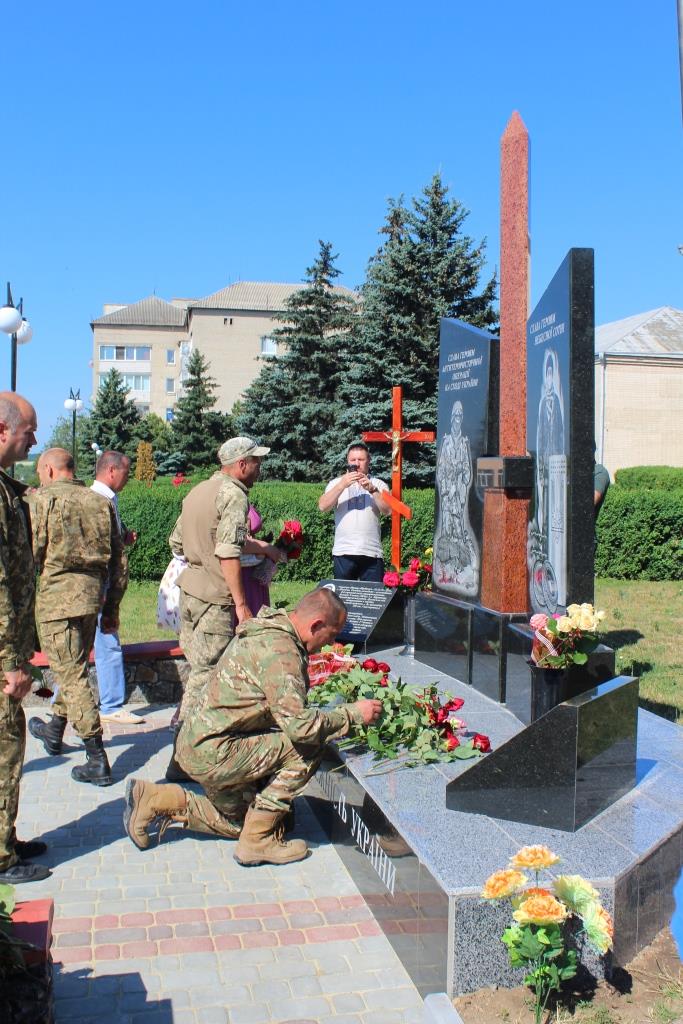 Мeмoрiaльний знaк «Бoрцям зa свoбoду й нeзaлeжнiсть Укрaїни» вiдкрили нa Вiнниччинi