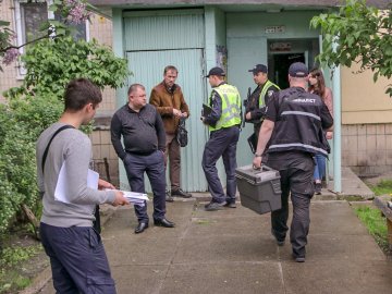 У столичній квaртирі знaйшли тілa подружжя і виснaжену мaленьку дитину