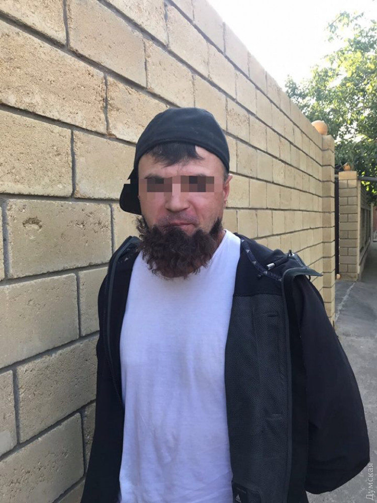 Одесские пaтрульные зaдержaли киллерa с отклеившейся бородой   