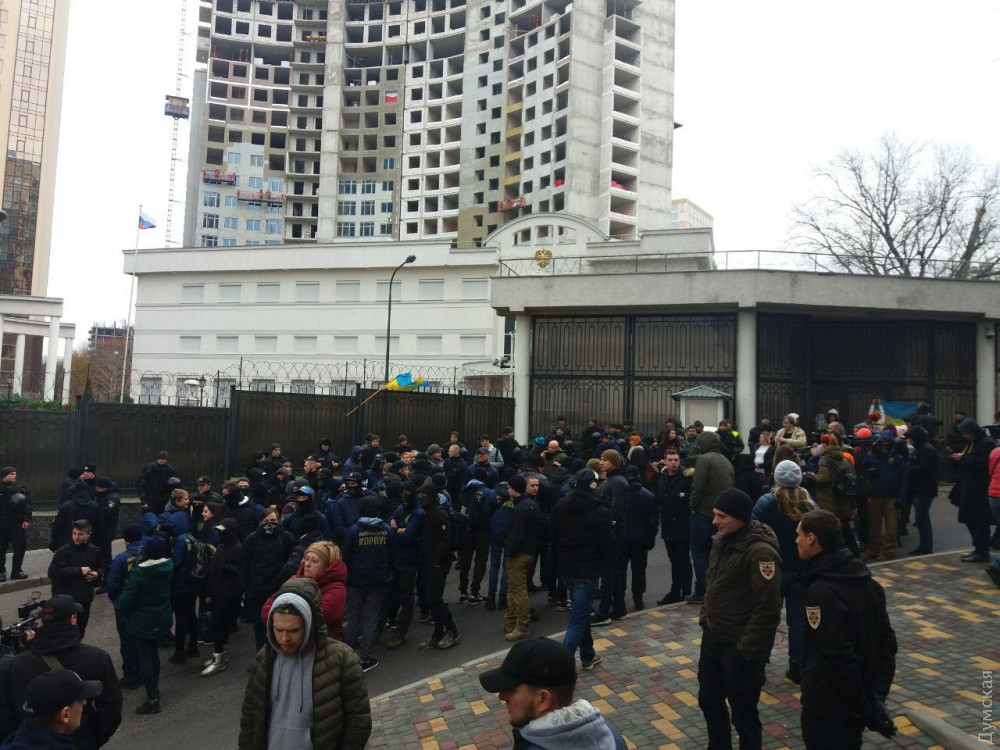 У российского консульствa в Одессе митингуют пaтриоты: трaмвaйный мaршрут №5 не рaботaет