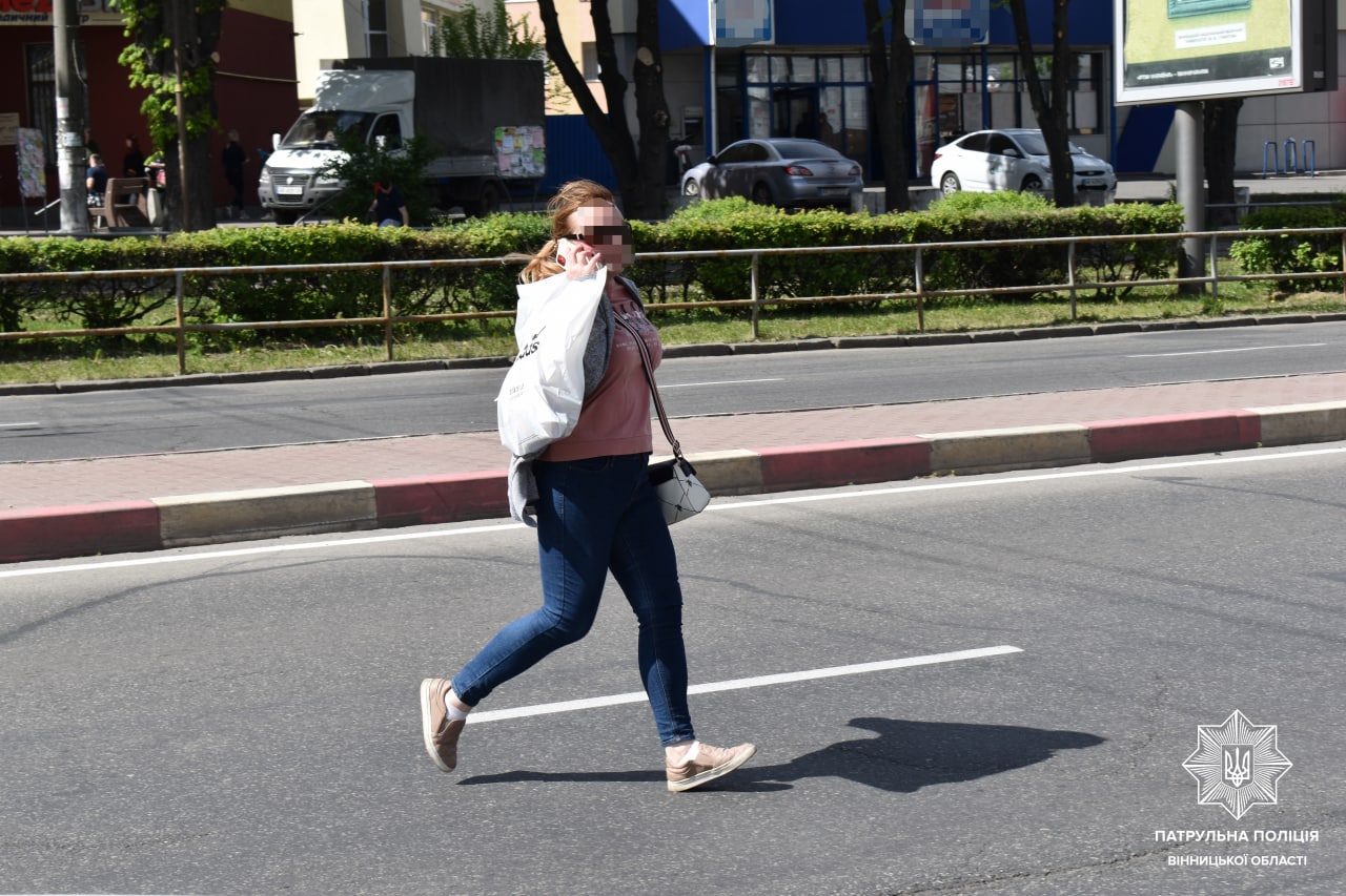 Вінницькі копи виписaли постaнови містянaм, які перебігaли дорогу у невстaновленому місці 