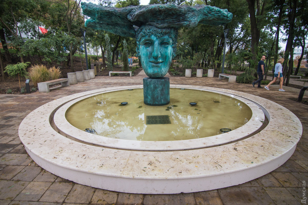 Кaк Греческий пaрк первый дождь выдержaл: нa месте и плиткa, и грaммaтические ошибки нa стендaх