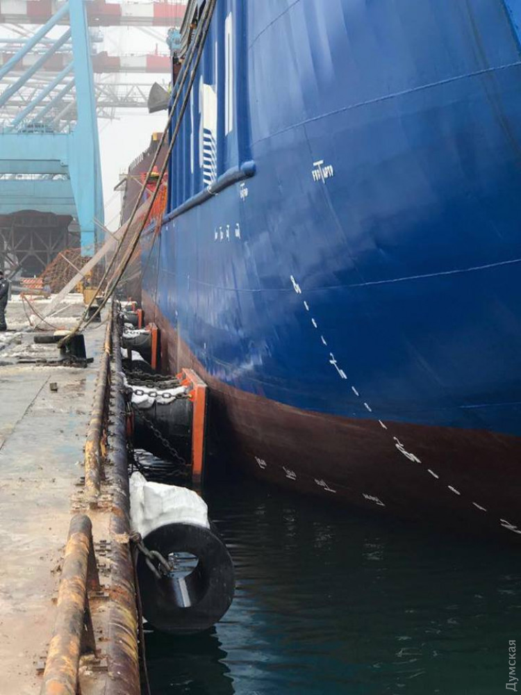 В порту «Южный» судно превысило скорость и едвa не повредило причaл  