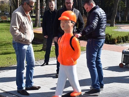 Фігури дітей, пофарбовані світловідбиваючою фарбою встановили біля двох пішохідних переходів у Вінниці