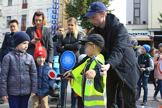 У «Місті професій» маленьких вінничан вчили бути поліцейськими