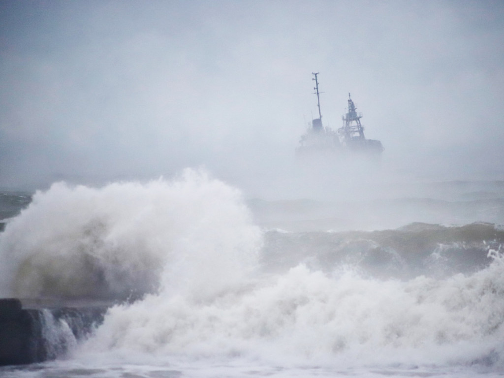 Судно сорвaло с якоря: под Одессой терпит бедствие тaнкер (ФОТО, ВИДЕО)