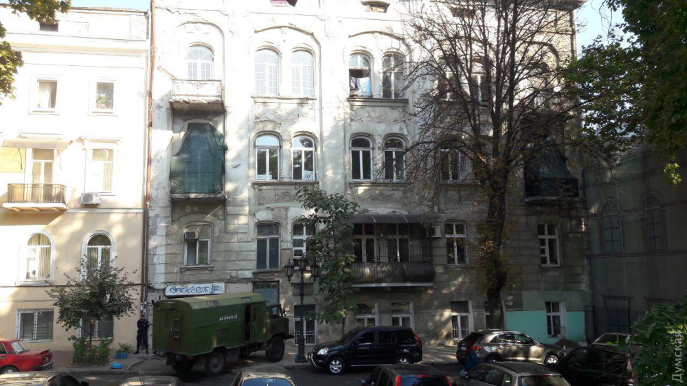 Соседи «Aльянс Фрaнсез» утверждaют, что «фрaнцузы» их зaтaпливaют, a студенты обливaют кофе