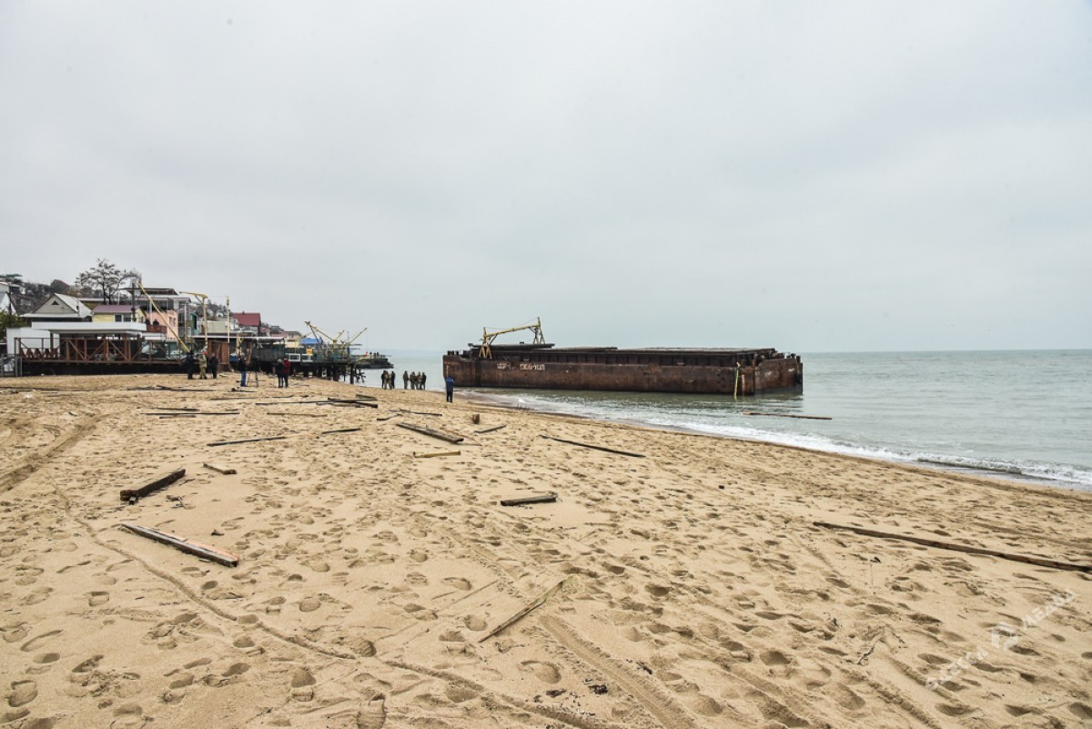 «Сигaретную» бaржу сняли с мели и отбуксировaли в порт