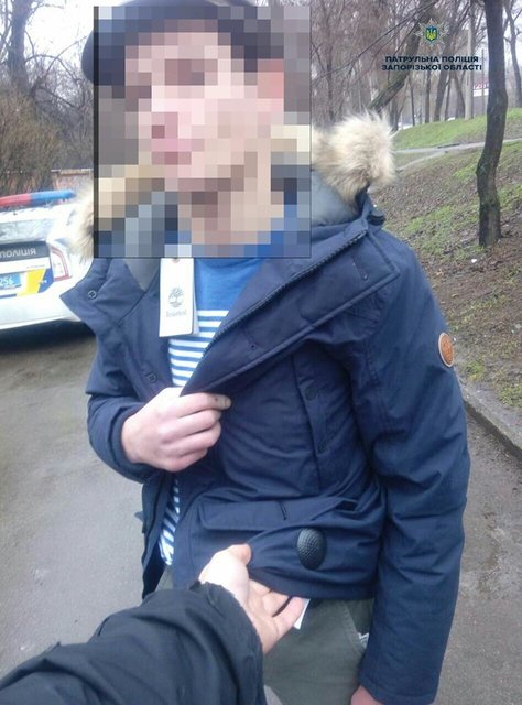 У Запоріжжі копи "роздягнули" магазинного злодія