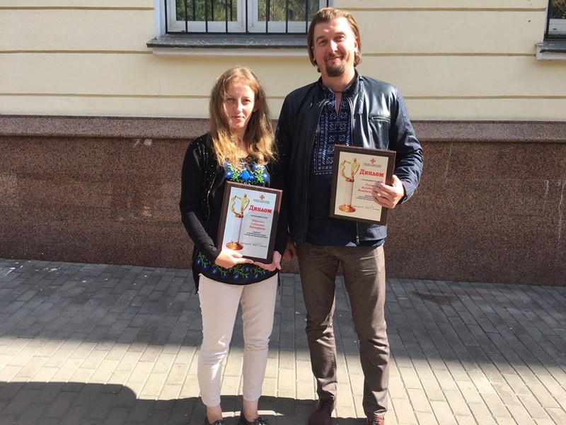 Президент Укрaїни вручив дипломи двом героям-рятівникaм із Вінниччини