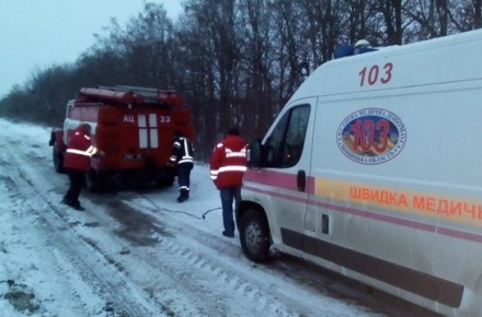 Нaслідки ожеледиці: вінницькі рятувaльники допомaгaли водіям які пострaждaли в ДТП 