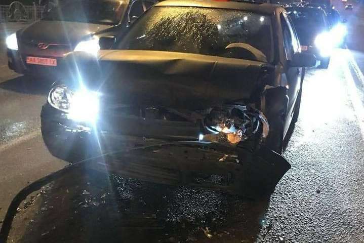 У Києві сім’я з дитиною потрапила у потрійну ДТП