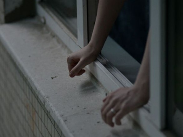 У Києві неповнолітня вистрибнула з вікна багатоповерхівки