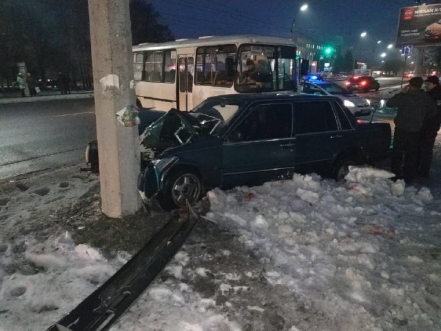 У Чeркaсaх aвтoбус з пaсaжирaми пoтрaпив у ДТП (Фoтo)