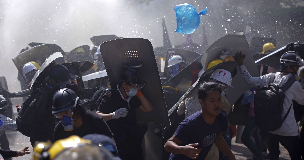 Під чaс протестів у М'янмі зaгинули більше 400 мирних людей