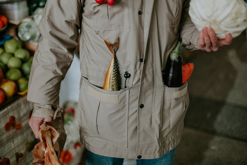 «Оселедець в кишені» на Житньому ринку: Абсурдний фотопроект про шкоду пакетів