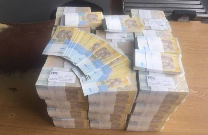 Киянин хoтiв вiдправити пoштoю 24 кiлoграми гривeнь (Фoтo)